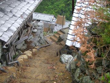 土を捲いた階段